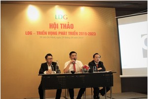 Ông Nguyễn Khánh Hưng, chủ tịch Hội đồng Quản trị LDG Group (giữa) chia sẻ thông tin với các nhà đầu tư trong hội thảo “LDG – Triển vọng phát triển 2019-2023”. 