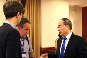 Ông Nguyễn Thiện Nhân trao đổi với các chuyên gia quy hoạch bên lề hội thảo. Ảnh: Mạnh Tùng.