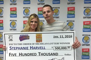 Vợ chồng Stephanie Harvell và Mitchell Arnswald trong ngày lĩnh giải thưởng xổ số (Ảnh: Michigan Lottery).