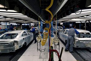 Đề xuất ưu đãi hàng loạt thuế có thể khuyến khích doanh nghiệp giảm giá xe hơi hay không?