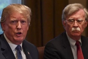 Trump (trái) và John Bolton trong một cuộc họp ở Nhà Trắng năm 2017. Ảnh: Reuters.
