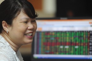 Thị trường chứng khoán đã phản ứng tích cực sau khi thông tin hạ lãi suất được công bố .