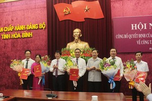 Phó Bí thư Thường trực Tỉnh ủy, Chủ tịch HĐND tỉnh Hòa Bình Trần Đăng Ninh và Phó Chủ tịch UBND tỉnh Bùi Văn Cửu trao Quyết định cho các đồng chí được điều động, luân chuyển, bổ nhiệm.