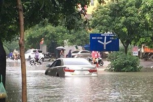 Một ô tô bị chết máy giữa đường ngập nước.