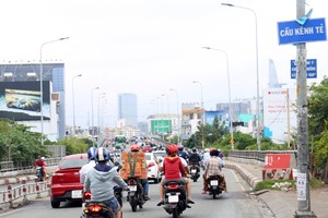 Lưu thông trên cầu Kênh Tẻ thông thoáng hơn. Ảnh: Hữu Nguyên.