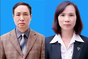 Hai cựu phó giám đốc sở Phạm Văn Khuông (phải) và Triệu Thị Chính.