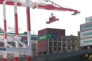 Vận chuyển hàng hóa tại cảng Tokyo, Nhật Bản. (Ảnh: AFP/TTXVN).