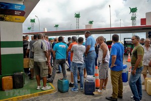 Người dân xếp hàng chờ mua xăng tại trạm xăng ở La Habana, Cuba, ngày 12/9/2019. (Ảnh: AFP/ TTXVN).