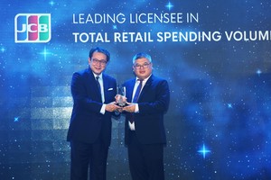 Đại diện Sacombank, Ông Phạm Đức Duy - Giám đốc Trung Tâm Thẻ (bên phải) nhận giải thưởng từ ông Kimihisa Imada – Giám đốc Điều hành Tổ chức thẻ Quốc tế JCB International.