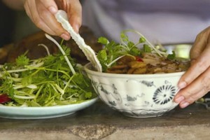 Cao lầu là món ăn linh hồn của phố cổ Hội An. Ảnh: CNN.