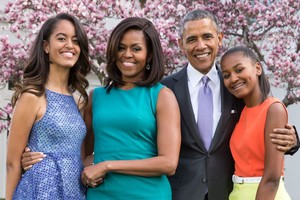 Malia có được sự bình tĩnh của bố còn Sasha giống mẹ hơn. Vì thế, ông bà Obama cần có chiến lược riêng để nuôi dạy từng người. Ảnh: Getty Images.