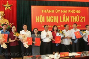 Lãnh đạo Thành ủy Hải Phòng trao quyết định và chúc mừng các đồng chí được chỉ định làm Ủy viên Ban Chấp hành Đảng bộ thành phố Hải Phòng.