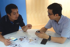 Ông Hoàng Dũng, CEO D&L giới thiệu về sản phẩm với chuyên gia.