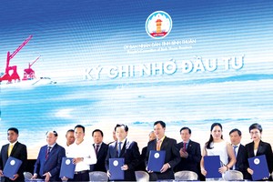 Ông Đỗ Quý Hải (áo trắng) - Chủ tịch HĐQT Tập đoàn Hải Phát và bà Trần Hoài Anh (thứ nhất từ phải sang) - Phó tổng giám đốc Tập đoàn Hải Phát (đại diện liên danh) nhận Biên bản ghi nhớ đầu tư tại Hội nghị xúc tiến đầu tư tỉnh Bình Thuận.