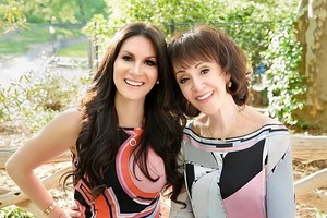 Hai chuyên gia mai mối Carly và mẹ Janis (từ trái qua). Ảnh: Businessinsider.