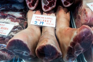 Trong ảnh: Thịt lợn được bày bán tại một khu chợ ở Washington, DC, Mỹ. (Nguồn: AFP/TTXVN).