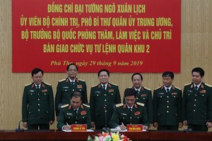 Lễ ký biên bản bàn giao chức vụ Tư lệnh Quân khu 2.