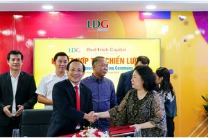 Đại diện quỹ đầu tư quốc tế Red Brick Capital và LDG Group ký kết hợp tác chiến lược.