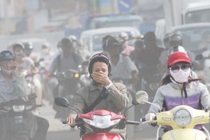 Gần nửa triệu một hộp khẩu trang giấy, dân Hà Nội “cắn răng” mua về chống bụi mịn