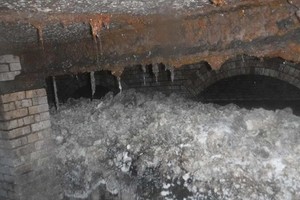 "Quái vật béo" khổng lồ phát hiện ở Anh vào năm ngoái và phải mất 8 tuần để loại bỏ nó. Ảnh: PA.