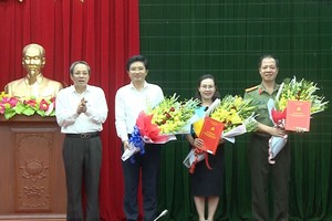 Bí thư Tỉnh ủy Quảng Bình Hoàng Đăng Quang trao quyết định của Ban Bí thư Trung ương Đảng chuẩn y, chỉ định 3 đồng chí tham gia Ban Chấp hành, Ban Thường vụ Tỉnh ủy Quảng Bình.