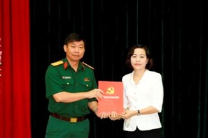 Bí thư Tỉnh ủy Ninh Bình Nguyễn Thị Thanh trao quyết định cho Đại tá Đinh Công Thanh.