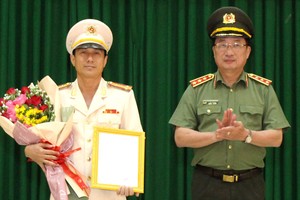 Thượng tướng Nguyễn Văn Thành trao quyết định cho Đại tá Võ Hùng Minh.