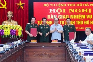 Bí thư Thành ủy Hoàng Trung Hải và Thượng tướng Phan Văn Giang chúc mừng hai đồng chí Nguyễn Hồng Thái (ngoài cùng bên trái) và Nguyễn Quốc Duyệt (ngoài cùng bên phải). (Ảnh: Báo Lao Động).