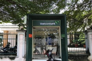 Khi thấy cô gái trẻ rút tiền từ trụ ATM, Cường tiến lại gần rồi dùng dao khống chế. Sau khi cướp được 2,5 triệu đồng, Cường nhanh chân tẩu thoát.