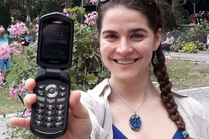 Elana Mugdan và điện thoại “cục gạch” mà cô sử dụng trong một năm rời xa smartphone.