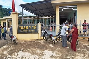 Các nạn nhân được đưa đến cấp cứu ở Trạm Y tế xã Phước Thành. Ảnh: Đại Hiệp.