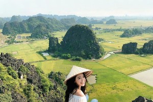 Hang Múa: Điểm “check-in” trên “lưng chừng trời” đẹp không tưởng ở Ninh Bình!