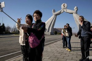 Du khách Trung Quốc chụp ảnh tại Bình Nhưỡng, Triều Tiên (Ảnh minh họa: AFP).