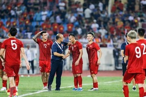 Đội tuyển Việt Nam được VFF thưởng sau khi đánh bại Malaysia. (Ảnh: Trọng Đạt/TTXVN).