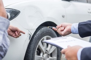 Việc thu thập hồ sơ, chứng từ bồi thường bảo hiểm hiện đang được đẩy sang phía khách hàng.