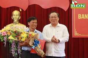 Đồng chí Lê Diễn trao quyết định và chúc mừng đồng chí Nguyễn Bá Ba.