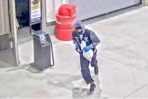 Hình ảnh tên trộm rời khỏi siêu thị Costco ở Atlanta hôm 10/10. Ảnh: WSBTV.
