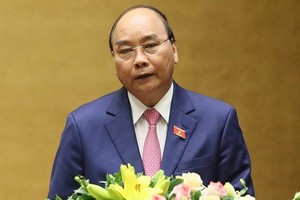 Thủ tướng Chính phủ Nguyễn Xuân Phúc trình bày Báo cáo tại phiên khai mạc kỳ họp thứ 8 Quốc hội khóa XIV.