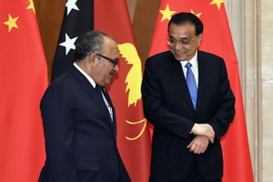 Thủ tướng Trung Quốc Lý Khắc Cường tiếp đón Thủ tướng Papua New Guinea Peter O'Neill ở Bắc Kinh hồi tháng 4 (Ảnh: EPA).