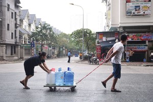 Khi nguồn nước sông Đà bị ô nhiễm, nhiều người dân mua nước bình về sử dụng.