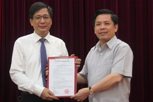 Bộ trưởng Nguyễn Văn Thể trao quyết định cho đồng chí Đinh Mạnh Đức.