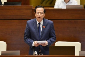 Bộ trưởng Lao động, Thương binh & Xã hội Đào Ngọc Dung giải trình các vấn đề đại biểu Quốc hội đặt ra tại phiên thảo luận.