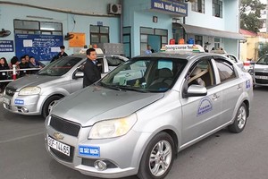 Sát hạch giấy phép lái xe tại Sài Đồng, Gia Lâm, Hà Nội. Ảnh: Anh Duy.