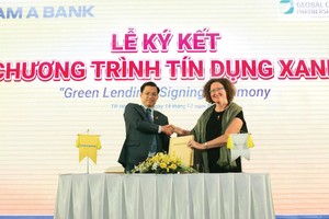 Ông Trần Ngọc Tâm - Tổng Giám đốc NAM A BANK và Bà Maud Savary Mornet - Giám đốc GCPF khu vực châu Á Thái Bình Dương cùng ký kết hợp tác triển khai chương trình Tín dụng xanh.