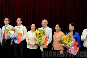 Lãnh đạo Thành phố Hồ Chí Minh chúc mừng 3 tân Ủy viên Ban Thường vụ Thành ủy.