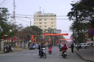 Một đoạn đường ở trung tâm huyện Đông Anh - đường Cao Lỗ. (Nguồn: wikipedia.org).