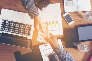 Tăng trưởng phí bảo hiểm nhân thọ qua thời “phi mã”