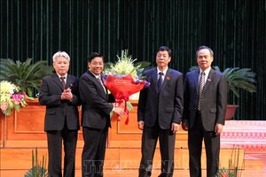 Đại diện HĐND tỉnh tặng hoa chúc mừng ông Dương Văn Thái trúng cử chức vụ Chủ tịch UBND tỉnh Bắc Giang. Ảnh: TTXVN.