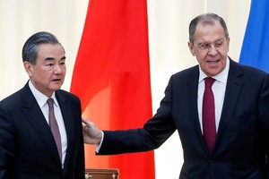 Ngoại trưởng Nga Sergey Lavrov và Ngoại trưởng Trung Quốc Vương Nghị (Ảnh: Reuters).
