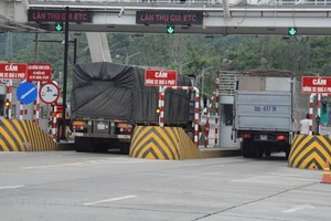 Phương tiện chưa dán thẻ thu phí tự động không dừng nhưng vẫn cố tình đi vào làn đường đã được phân loại phương tiện sẽ bị xử lý vi phạm. (Ảnh: Việt Hùng/Vietnam+).